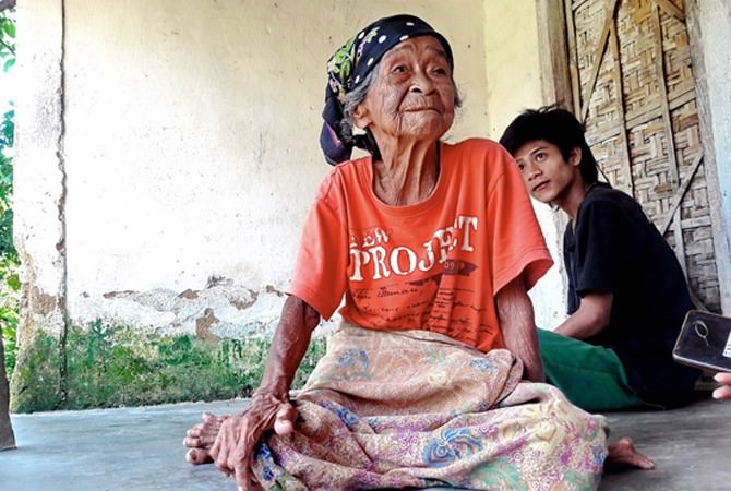 Nenek Jemani Paling Istimewa Makan Tahu Tempe Bersama Cucu