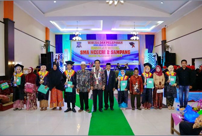 Sekolah Model SMAN 2 Sampang Mewisuda 167 Siswa
