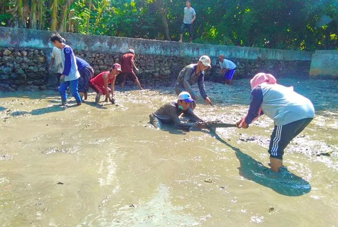 Warga Bersih-Bersih Sumber Mata Air Tak Terawat