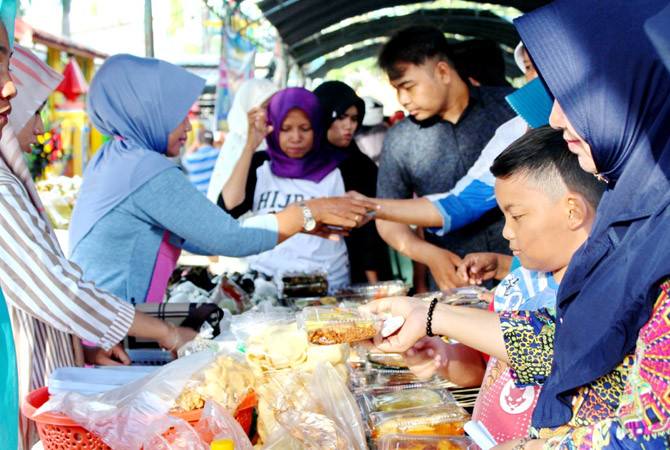Bazar Takjil Jual Makanan Manis dan Gurih