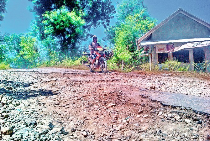 Jalan Menuju Pantai Jumiang Rusak