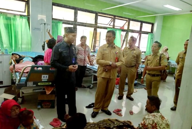 Plh Bupati  Jenguk Ratusan Pasien Keracunan