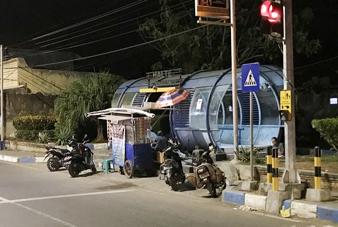 Halte Jadi Warung Dadakan PKL
