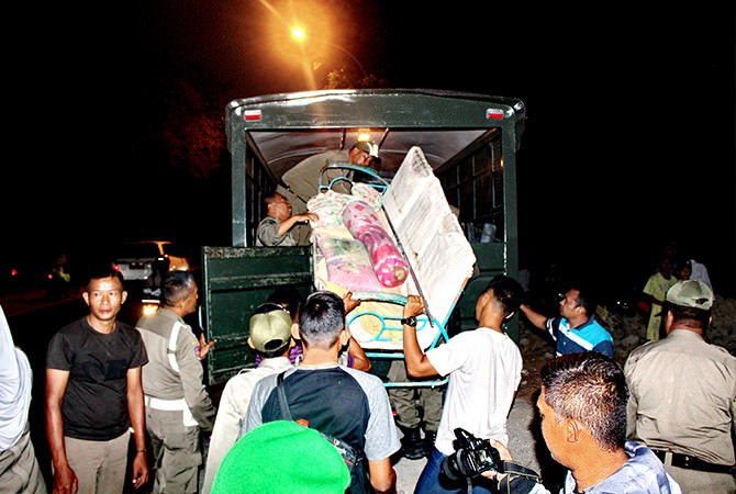 Petugas Gabungan Tutup Warung Remang-Remang