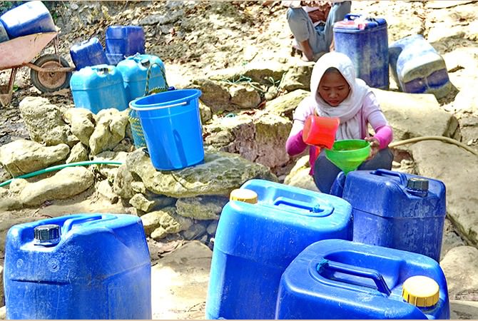 Warga Antre Berhari-hari demi Air Bersih