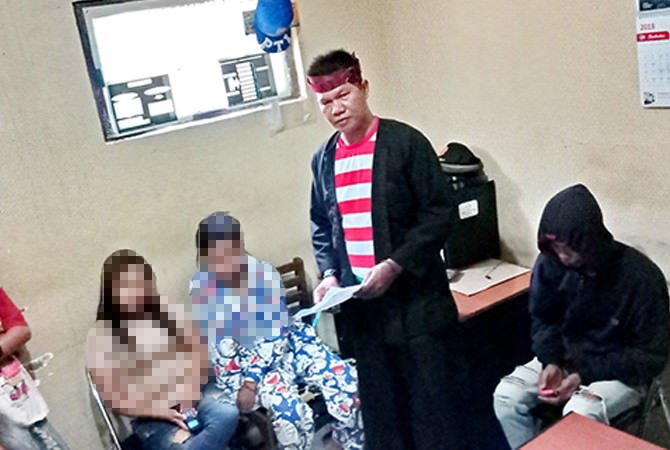 Dua Janda Sekamar dengan Tiga Pria