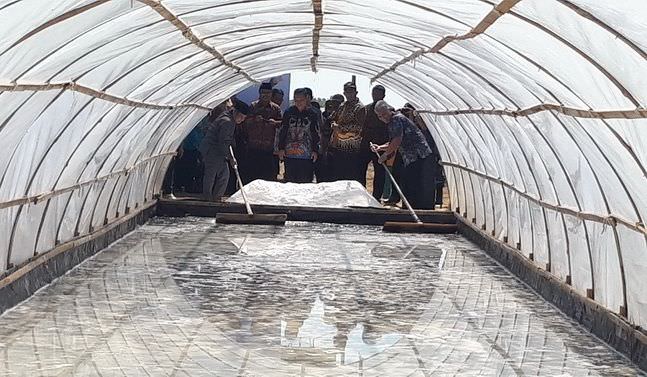 Mengunjungi Tambak Garam yang Menggunakan Sistem Tunnel
