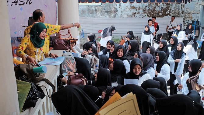 Peserta Tes CPNS Bawa Batu dan Jimat
