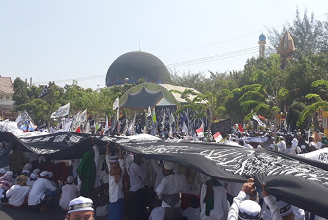 Ribuan Santri Bentangkan Bendera Kalimat Tauhid