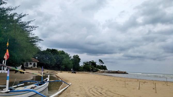 Badur, Pantai Berpasir Kuning Emas Berbasis Lokal Wisdom
