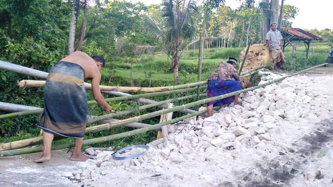 Jembatan Penghubung Kecamatan Manding-Batu Putih Ambruk