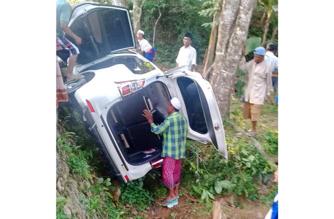 Kopling Bermasalah, Mobil Berpenumpang Empat Orang Terguling