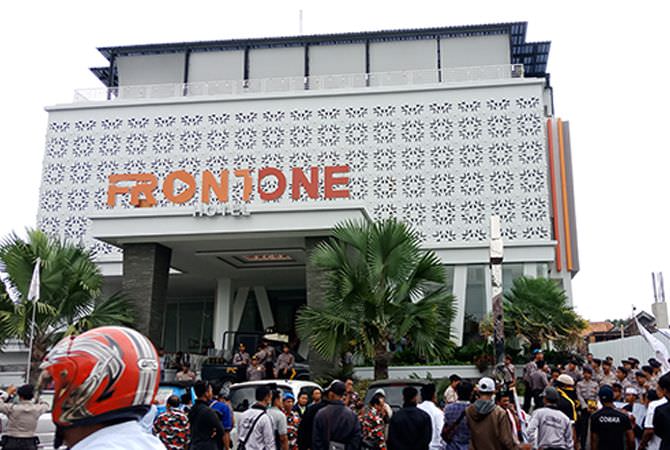 MEWAH: Hotel Front One Pamekasan Madura