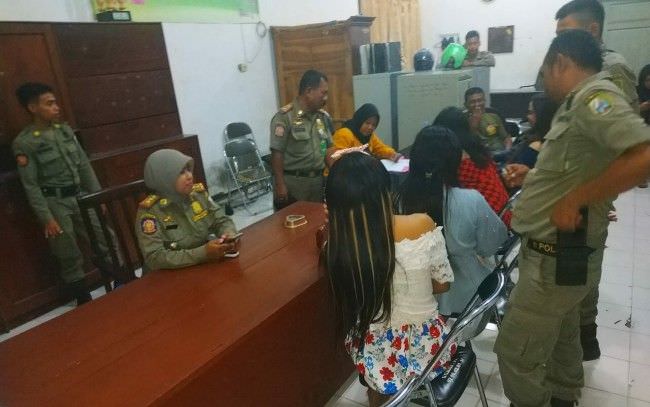 Dini Hari Duduk di Taman, Satpol PP Sampang Amankan Empat Waria