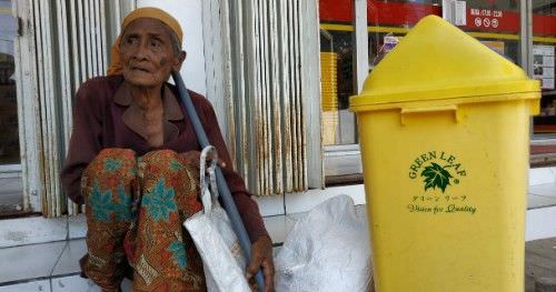Kasihan, Nenek 80 Tahun di Pamekasan Jadi Pemulung untuk Sambung Hidup