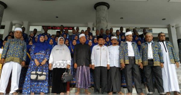 Kepala Kemenag Pamekasan Pimpin Pelepasan 80 Jamaah Umroh Al-Imron