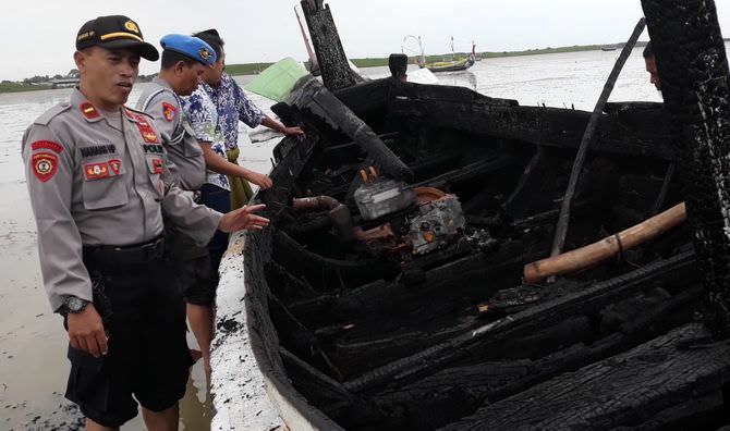 Perahu Terbakar, Nelayan Rugi Puluhan Juta