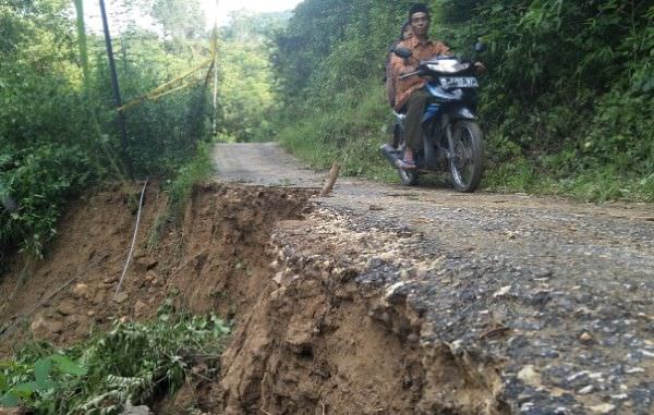 Sumenep Diguyur Hujan Lebat, Jalan Lintas Desa Ambles