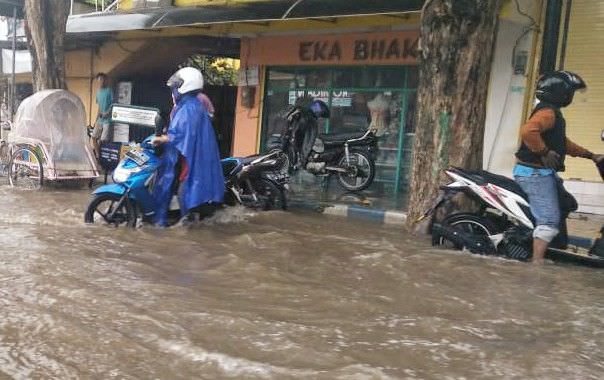 Hujan Deras, Kawasan Perkotaan di Sumenep Kebanjiran