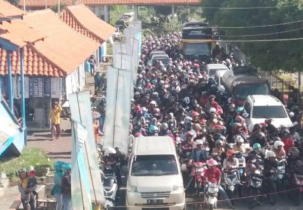 Suramadu Ditutup 6 Jam, Penyeberang Pelabuhan Kamal Menggerutu