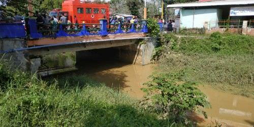 Cemburu Pacar Bonceng Cewek Lain, Warga Pamekasan Terjun ke Sungai