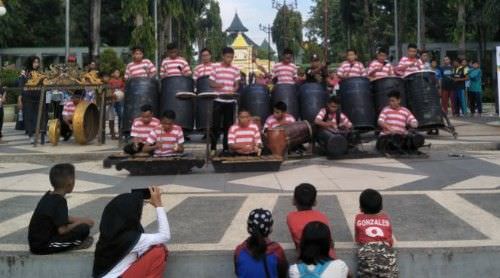 Musik Tradisional Tong-Tong SMPIT Al-Hidayah Hibur Pengunjung CFD JPRM
