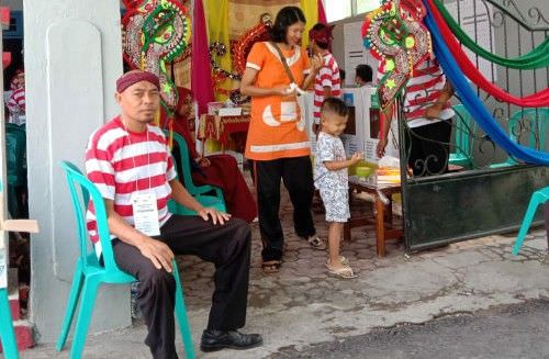 Pikat Perhatian Masyarakat Pemilih, Petugas KPPS Berpakaian ala Sakera