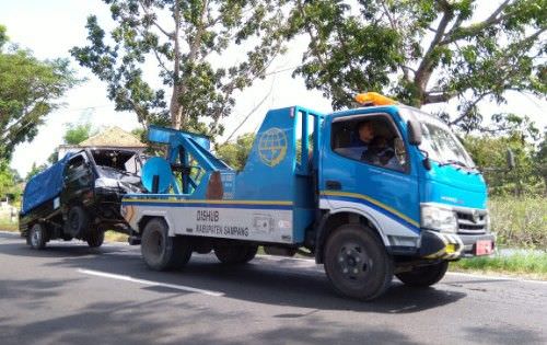 Diduga Ngantuk, Pikap Pemudik asal Tangerang Tabrak Pohon di Sampang