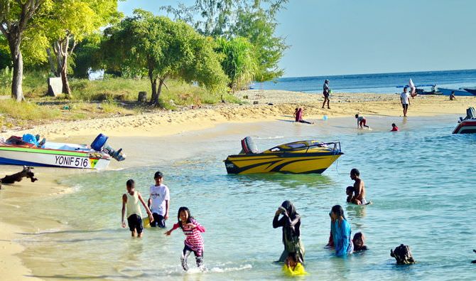 Kemilau Pasir Putih di Pulau Saebus