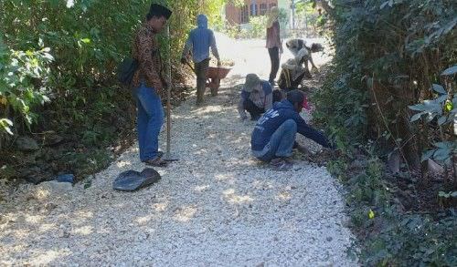 Percepat Akses Transportasi, Kades Astapah Perlebar Jalan Setapak