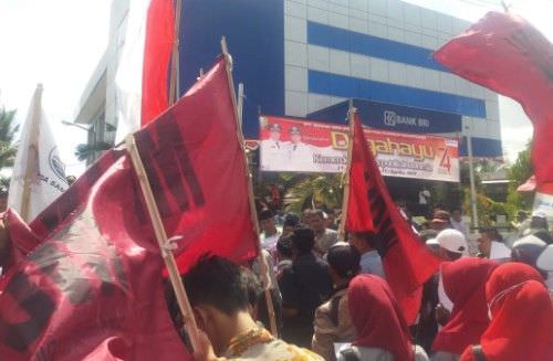 Dana PKH Rp 7 Miliar Tak Dicairkan, Massa Datangi Kantor BRI Sampang