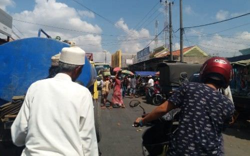 Arus Lalu lintas di Depan Pasar Omben Macet, Pengguna Jalan Geram