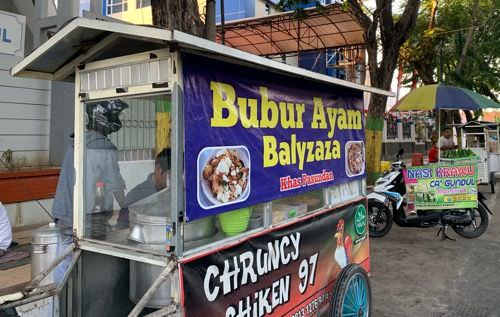 NIKMAT: Ada juga nasi krawu yang dijual dengan bungkus daun.