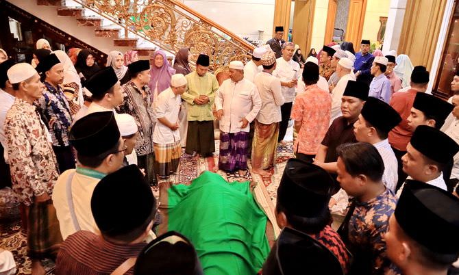 Mengenang Perjuangan RKH Fuad Amin