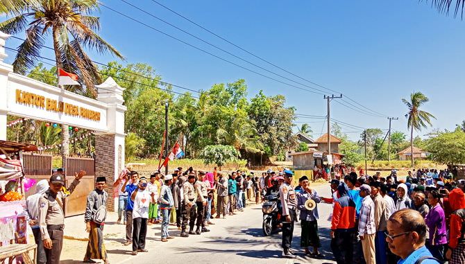 Pendukung Cakades Kepung Balai Desa