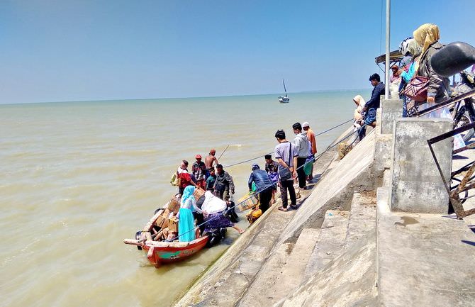 Saat Air Laut Surut Biasa Mencebur untuk Bisa Naik Perahu