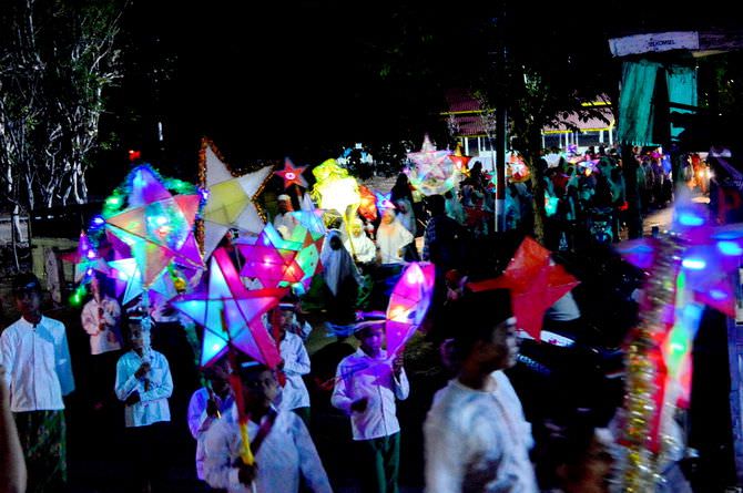 Seribu Lampion Warnai Kirab Seribu Santri