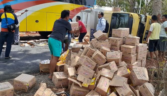 Mobil Boks Ini Oleng, Hantam Pohon Asam, hingga Terguling