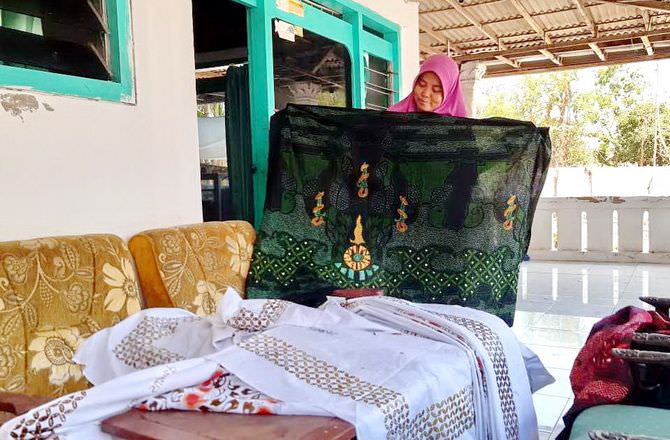 Para Perajin Mencari Desain Batik Khas Sampang