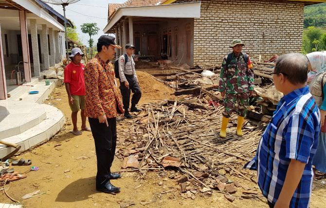Puting Beliung Terjang Belasan Bangunan Warga