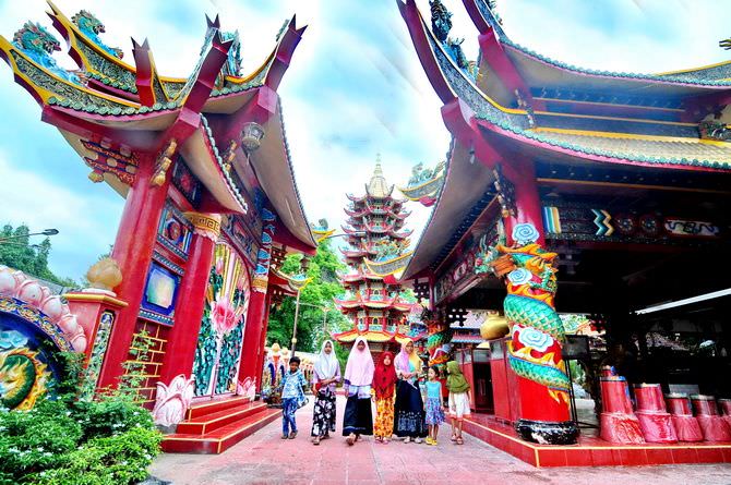 Vihara Avalokitesvara yang Selalu Ramai pada Libur Akhir Tahun