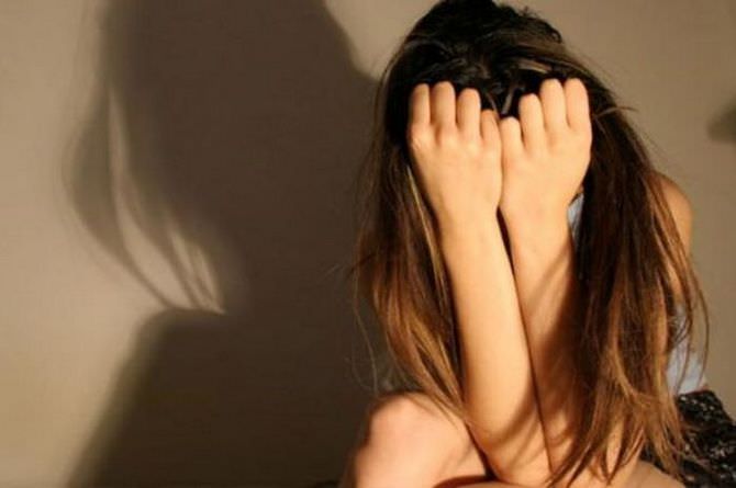 Penanganan kasus dugaan pemerkosaan terhadap anak di Kecamatan Raas, Sumenep, dinilai lamban.