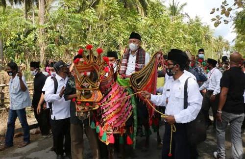 Dikawal Dandim-Kapolres, Bupati Sumenep Naik Kuda di Kangayan