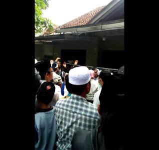 Massa Datangi Rumah Orang Tua Mahfud MD
