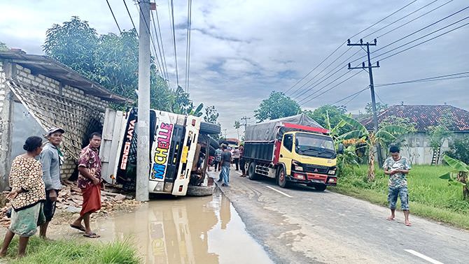 dahului-mobil-mogok-truk-pasir-terguling