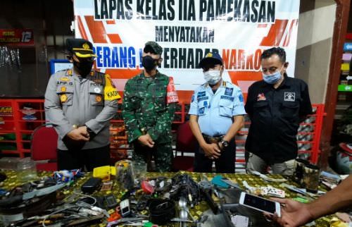 geledah-lapas-pamekasan-tim-gabungan-temukan-4-hp-dan-sajam