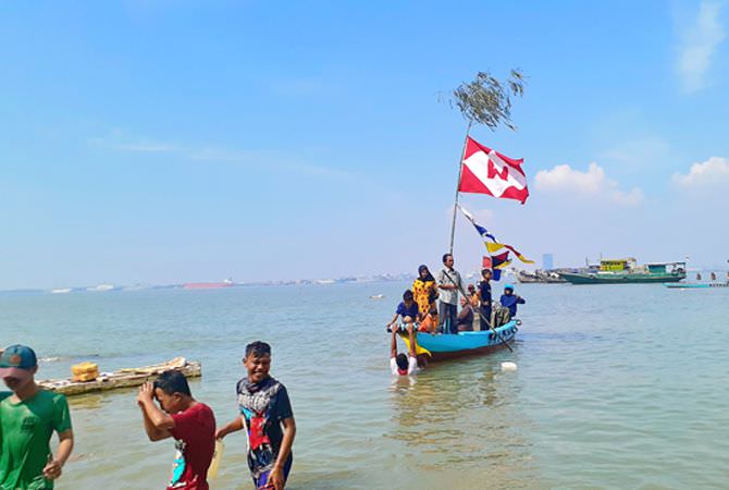 lomba-perahu-untuk-rayakan-hari-raya-ketupat