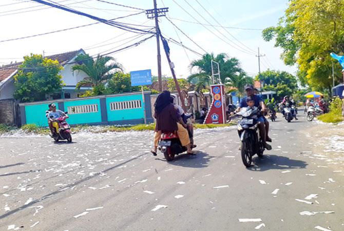 sampah-petasan-bebani-pasukan-kuning