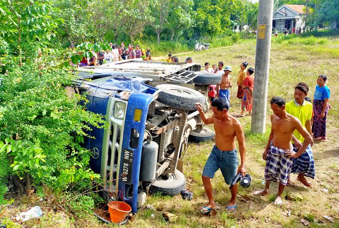 hindari-tabrakan-mobil-boks-terguling