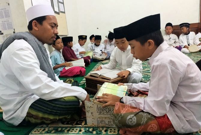 miftahur-rozaq-kiai-yang-lebih-dikenal-sebagai-komisioner-kpu